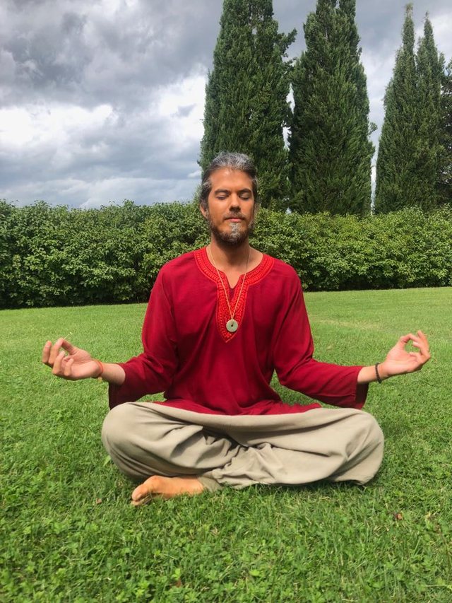 Stefano as a Yogi master in Tutto Bene Season 2